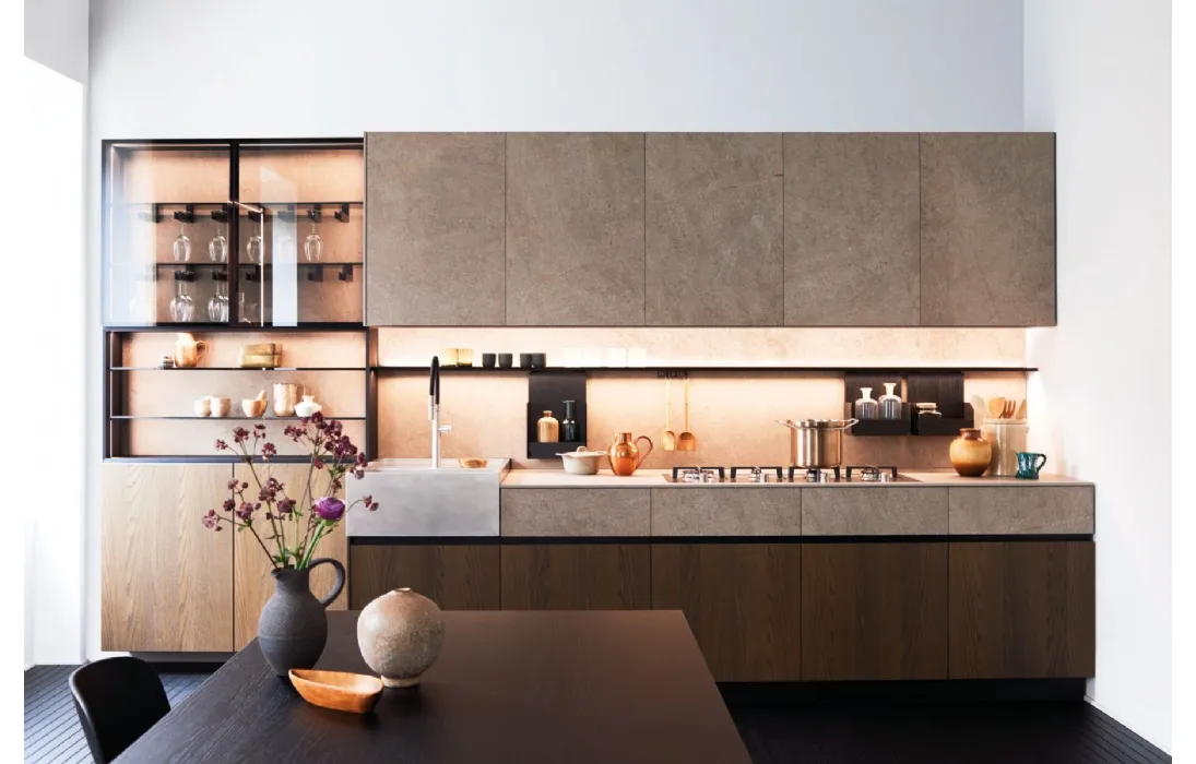 Cucina su misura lineare Maxima Refined Intimacy in Olmo Toscano e MDI con Lavello Block in acciaio Vintage di Cesar