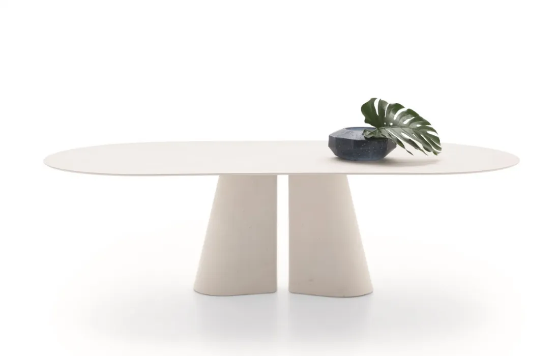 Tavolo Pillar con top in gres e base in cemento di Ditre Italia