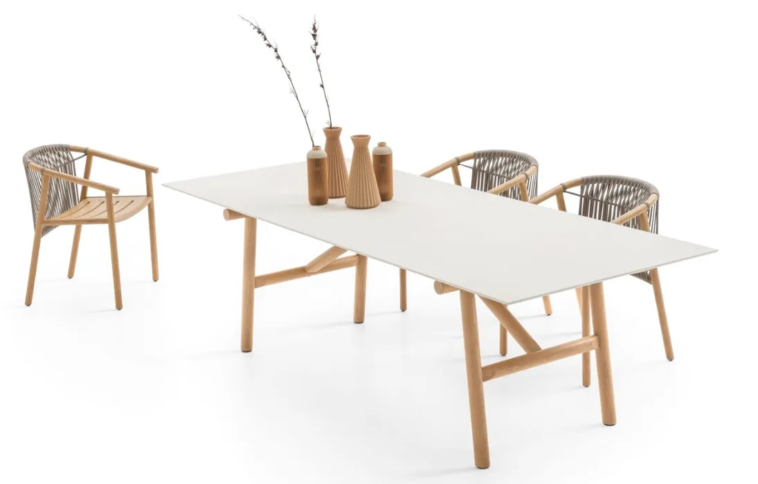 Tavolo Isamu con top in gres Calce Bianca e base in legno di Ditre Italia